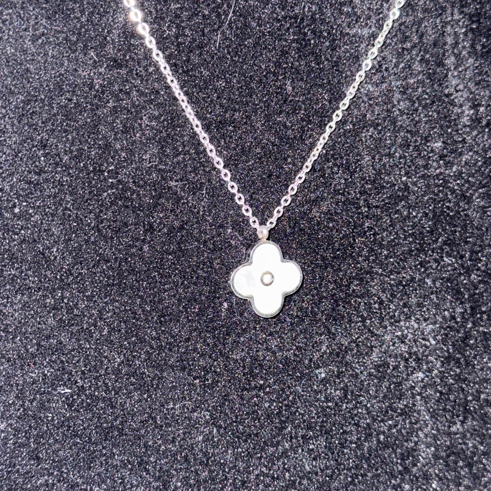 Women's Unbranded Silver Chain Necklace with White Clover Pendant, One Size - Picture 3 of 4